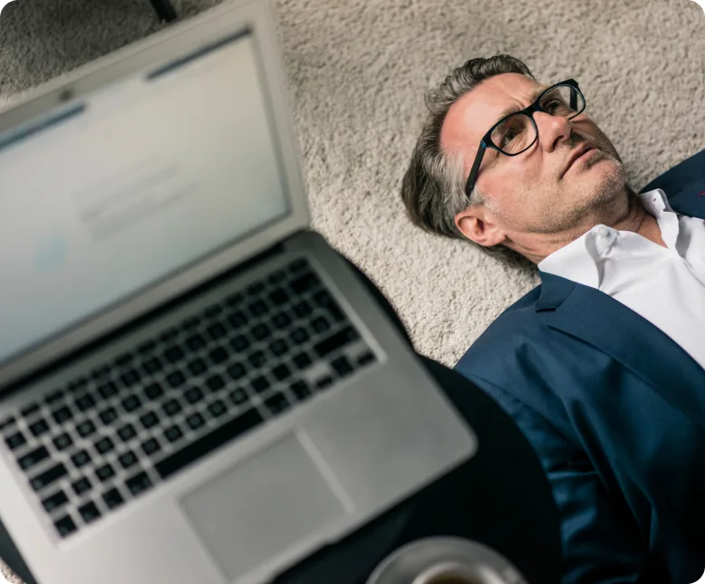 Professionnel devant un ordinateur portable illustrant les défis d’un projet web réalisé sans accompagnement
